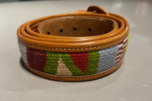Cinturón de cuero con bordado artesanal